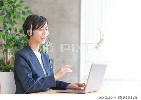 オペレーター_にこかやに応対_右手に動き有1 89918128