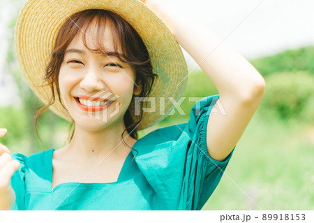 夏の女性イメージ 夏の女性イメージ 89918153