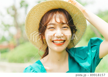 夏の女性イメージ 夏の女性イメージ 89918157