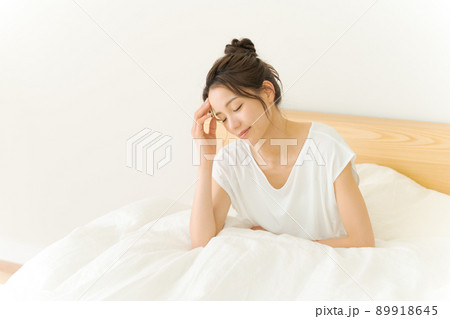 頭を抱える女性 布団 頭を抱える女性 布団 89918645