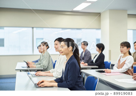 セミナーを受講する人達 89919083
