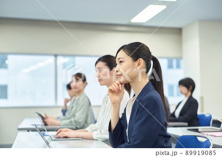 セミナーを受講する人達 89919085