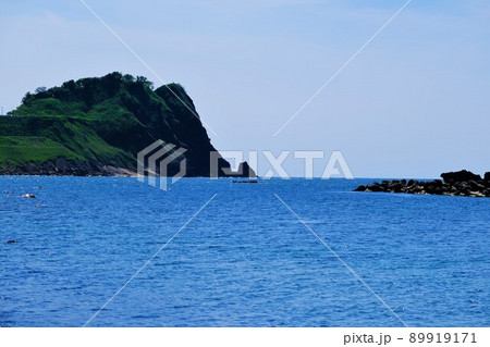 青く静かに波打つ穏やかな日本海 青く静かに波打つ穏やかな日本海 89919171