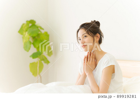 ベッドに座る女性 89919281