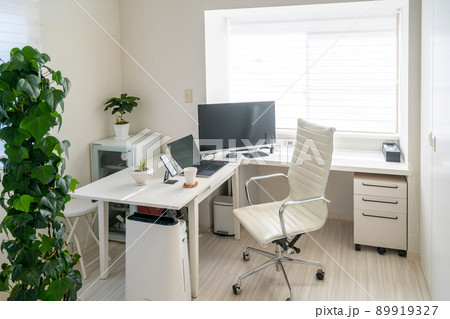 仕事部屋　フリーランス　開業　個人事業主　明るい　ホームオフィス　SOHO 89919327