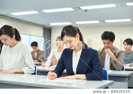 筆記試験を受ける女性 筆記試験を受ける女性 89919350