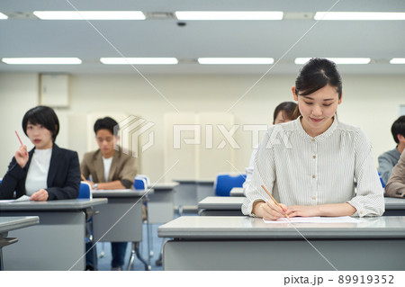 筆記試験を受ける女性 89919352