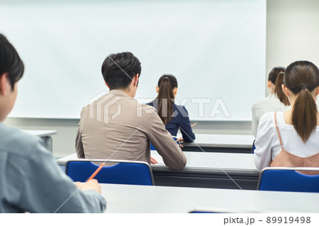 筆記試験を受ける人達 89919498