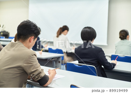 筆記試験を受ける人達 筆記試験を受ける人達 89919499