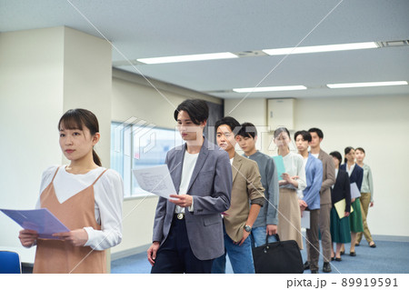 行列に並ぶ人達 89919591