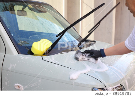 水で小ゴミを流してからシャンプーをする最中の洗車の風景 89919785