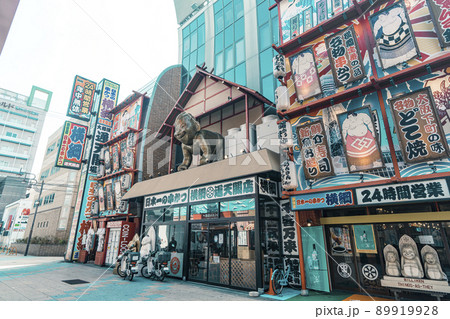 新世界 飲食店のド派手な看板 大阪 晴天の空(2022年4月撮影) 新世界 飲食店のド派手な看板 大阪 晴天の空(2022年4月撮影) 89919928