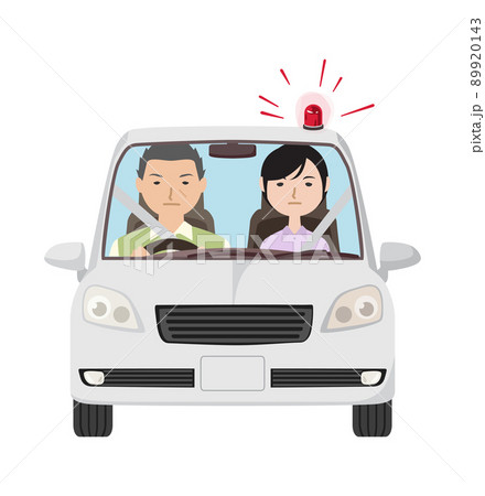 赤色灯を点灯させて急行する手動式な赤色灯の覆面パトカーに乗った警察官たち 89920143