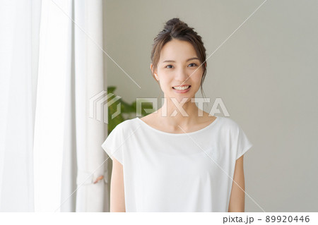 20代女性　ポートレート 89920446