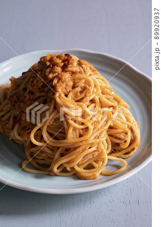 ツナとトマトソースのパスタ 89920937