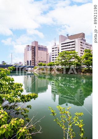 広島駅南側の川沿いのビル街です。ビジネスホテルやオフィスビルが連なります。都市風景の背景にどうぞ。 広島駅南側の川沿いのビル街です。ビジネスホテルやオフィスビルが連なります。都市風景の背景にどうぞ。 89921190