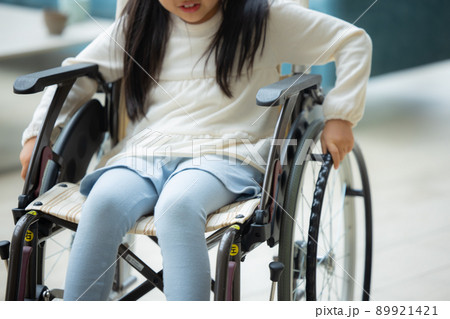 子供　女の子　車椅子 89921421