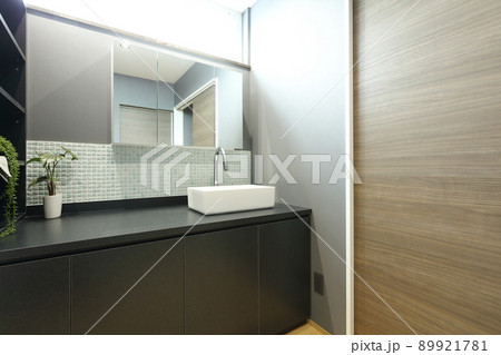 デザイナーズハウス お洒落な洗面脱衣室 89921781