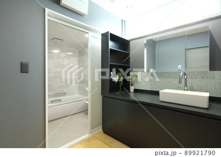 デザイナーズハウス お洒落な洗面脱衣室 89921790