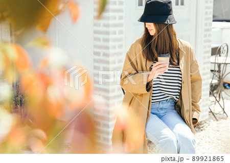 カフェでホットドリンクを飲む女性 café カフェでホットドリンクを飲む女性 café 89921865