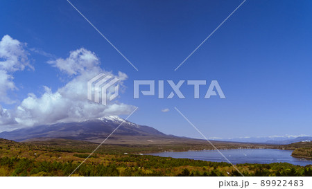 雲がかかった富士山と山中湖 89922483