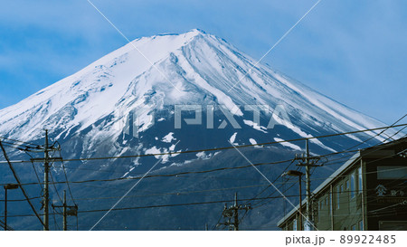 晴れた空に富士山が見えた町 89922485