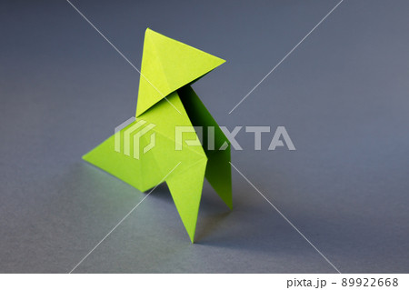 Green paper hen origami isolated on a grey background 89922668