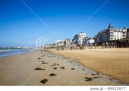Saint-Malo beach and city, brittany, France Saint-Malo beach and city, brittany, France 89922677