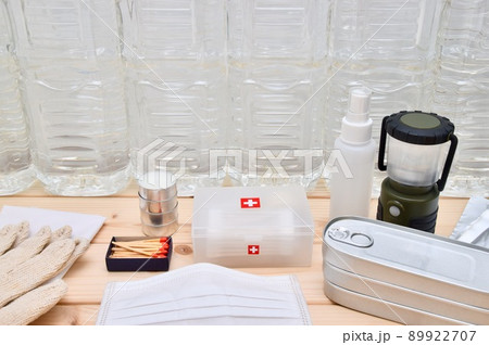 災害への日頃の備えに防災グッズ 89922707