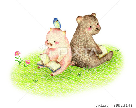 緑の野原で読書するブタとクマと青い鳥 手描き色鉛筆画 緑の野原で読書するブタとクマと青い鳥 手描き色鉛筆画 89923142