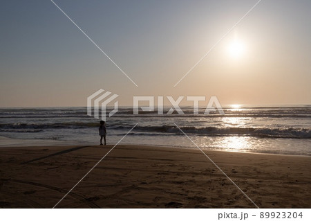 少女と海と夕陽 89923204