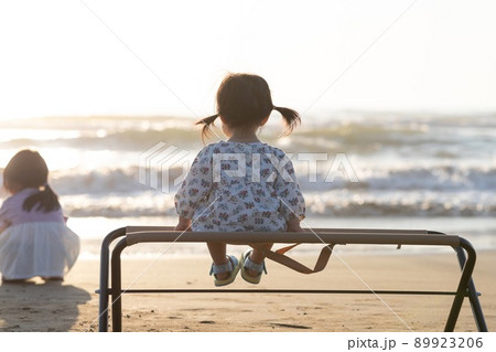 女の子とベンチと海 89923206