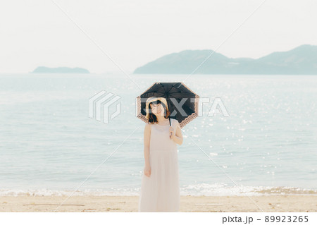 ワンピース姿の綺麗な夏の空 ワンピース姿の綺麗な夏の空 89923265