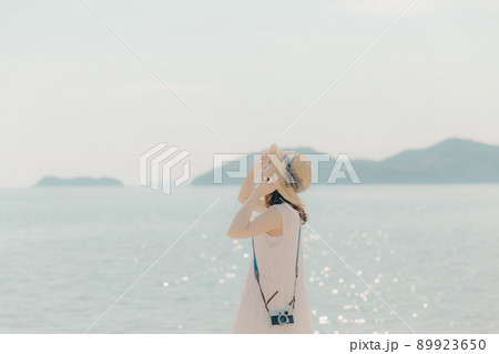 ワンピース姿のカメラ女子と綺麗な夏の空 ワンピース姿のカメラ女子と綺麗な夏の空 89923650