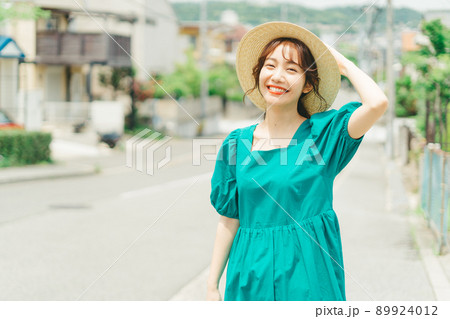 お出掛けする夏服の女性 お出掛けする夏服の女性 89924012