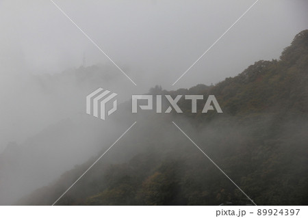 濃霧が立ち込める山の風景 89924397