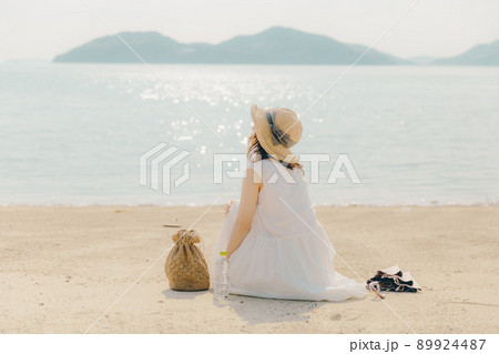 ワンピース姿の女性と綺麗な夏の空 89924487