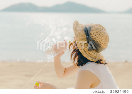 ワンピース姿の女性と綺麗な夏の空 ワンピース姿の女性と綺麗な夏の空 89924496