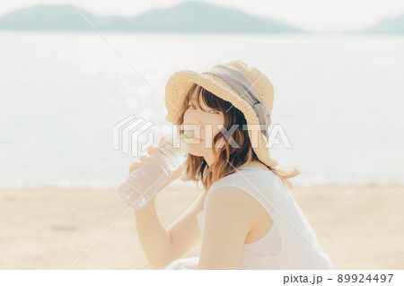 ワンピース姿の女性と綺麗な夏の空 89924497