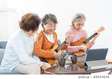 シニア　女性　趣味　ウクレレ　習い事 89924656
