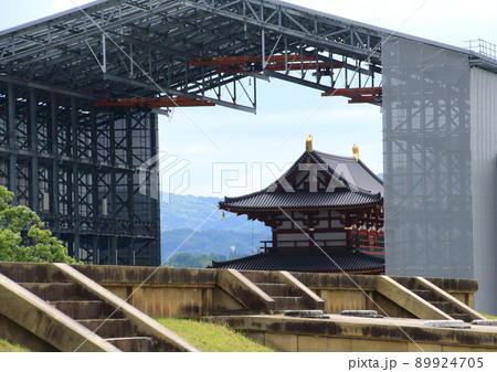 世界遺産の平城宮跡に復元された第二次大極殿基壇と大極門 89924705