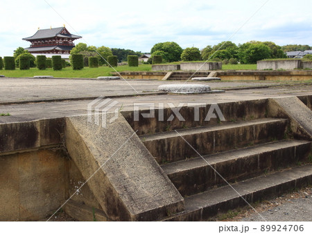 世界遺産の平城宮跡に復元された第二次大極殿基壇と遠景に第一次大極殿 89924706