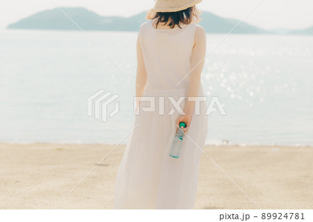 ワンピース姿の女性と綺麗な夏の空 ワンピース姿の女性と綺麗な夏の空 89924781