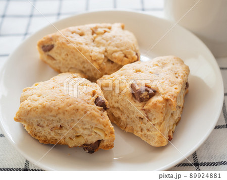 チョコとナッツのスコーンとホットコーヒー 89924881