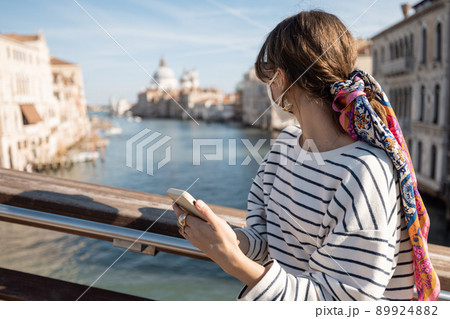 Young black couple taking selfie on smartphone 89924882