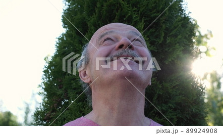 elderly man in a summer park dreaming looking around on summer day 89924908