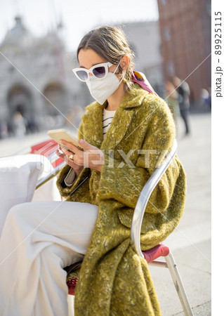 Italian woman in medical mask at cafe in the center of Venice 89925115