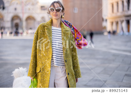 Portrait of stylish woman in Venice 89925143
