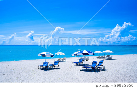 夏の青く美しいビーチ 89925950