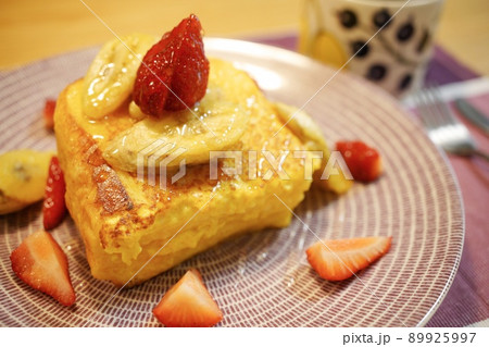 朝食やおやつにぴったりなイチゴとバナナのフレンチトースト 朝食やおやつにぴったりなイチゴとバナナのフレンチトースト 89925997